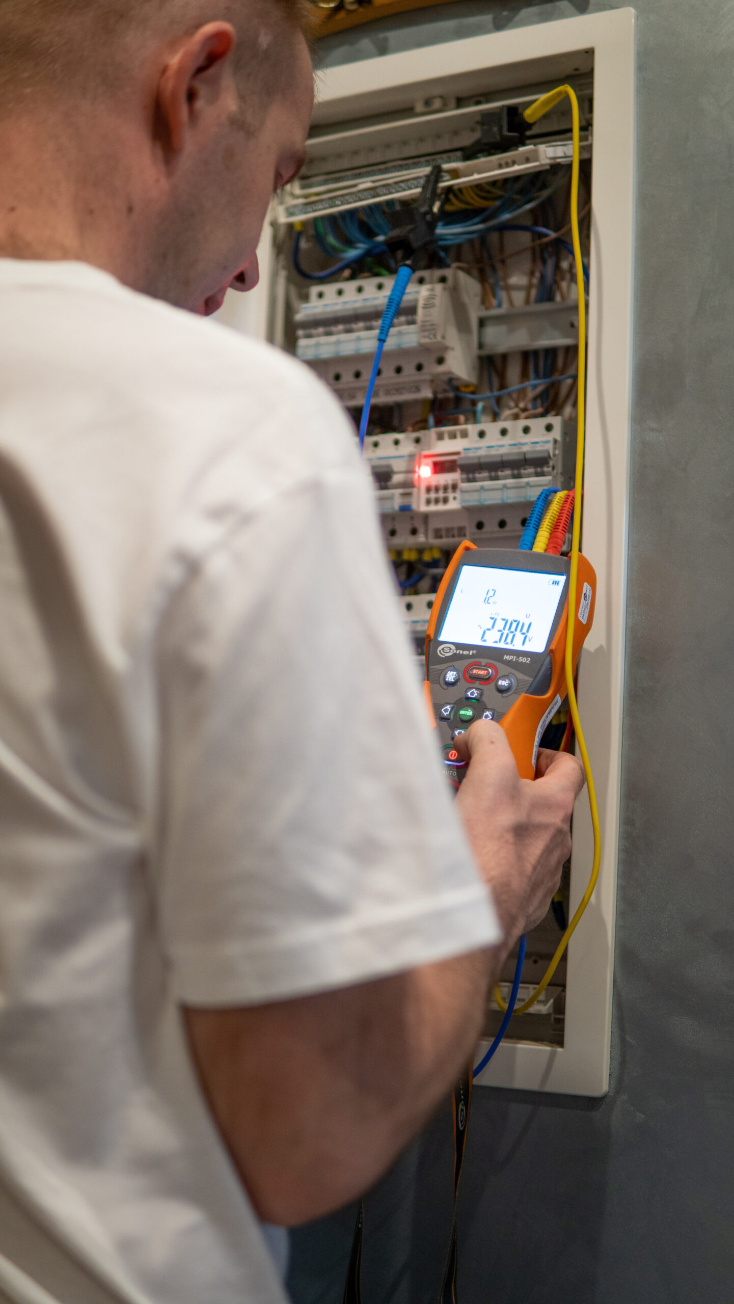elektryk wykonuje przegląd instalacji elektrycznej